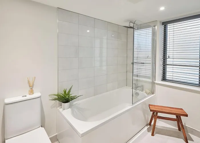 Host & - St Johns Mews Apartment *